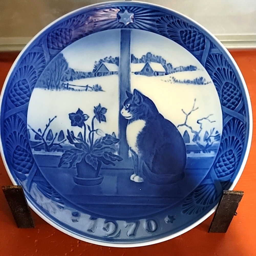Royal Copenhagen 1970 Christmas Rose and Cat Blue Plate